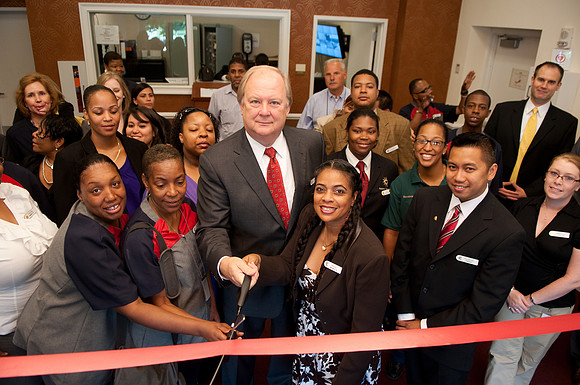 RibbonCutting-6659